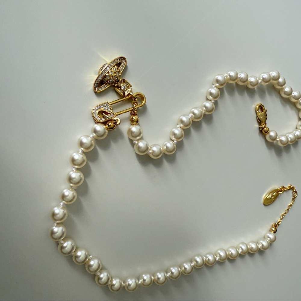 Vivian Westwood Elegant Pearl Necklace with Gold Accents